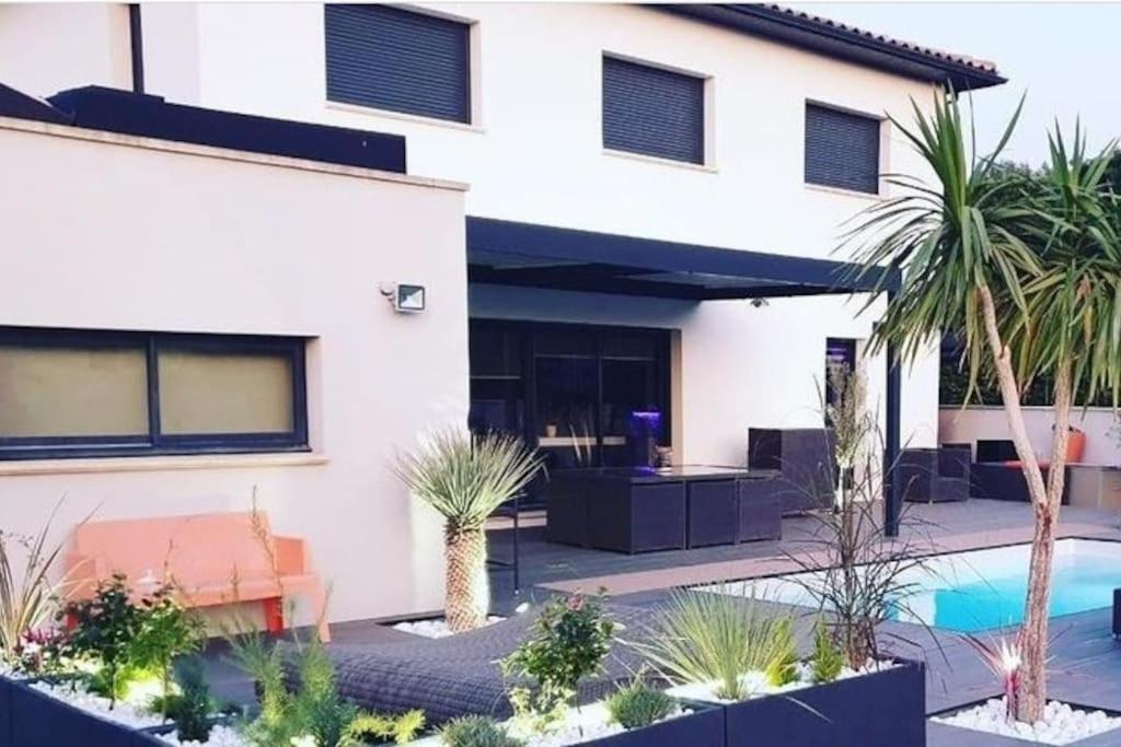 Maison De Vacances Contemporaine Avec Piscine Villa Vedene Luaran gambar